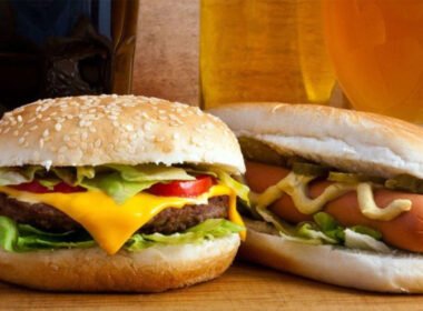 Is a Cheeseburger Really Healthier Than a Hot Dog? Tags: Cheese burger, Cheeseburger