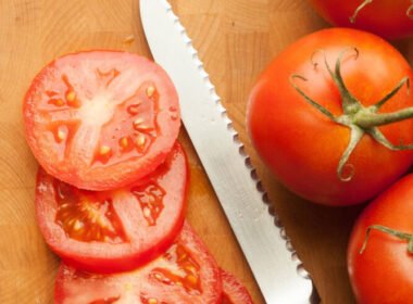 Best Knives for Cutting Tomatoes Without Squashing