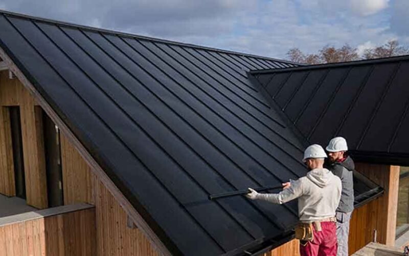 What Should Akron Residents Expect During a Metal Roof Installation?